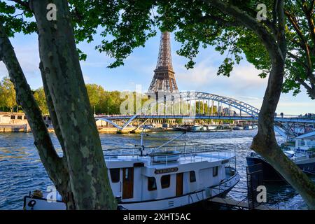 Passerelle Debilly, bateau touristique, rivière Sena, Paris, France Banque D'Images