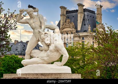 Théâtre combattant le Minotaure, 1821-1827, Etienne-Jules Ramey (1796-1852), Statue, derrière le Musée du Louvre, jardin des Tuileries, Paris, France, EUR Banque D'Images