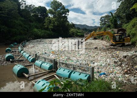 Barricades installées sur la rivière Las Vacas pour empêcher la pollution plastique de pénétrer dans la mer, Guatemala. Partie de l'opération de nettoyage de l'océan pour enlever le plastique. Banque D'Images