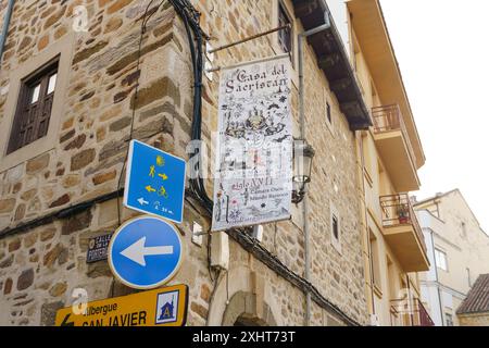 Astorga, Espagne - 3 juin 2023 : à Astorga, Espagne, un bâtiment historique en pierre avec un signe vif Casa del Sacristan peut-être du XVIIIe siècle signif Banque D'Images