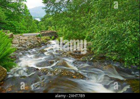 Ashness Bridge un pont traditionnel en pierre classé de grade 2 à travers Barrow Beck dans le Lake District Banque D'Images
