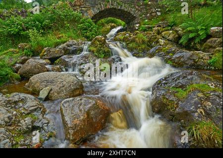 Ashness Bridge un pont traditionnel en pierre classé de grade 2 à travers Barrow Beck dans le Lake District Banque D'Images