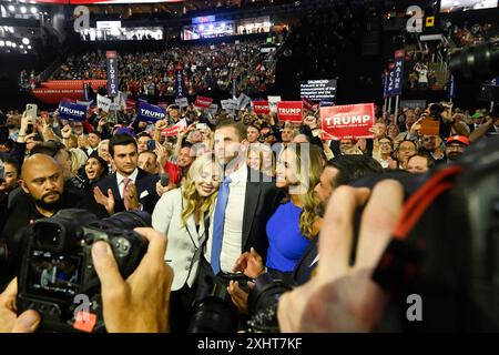 Milwaukee, États-Unis. 15 juillet 2024. Tiffany Trump, Eric Trump, et son épouse Lara Trump et Donald Trump Jr., assistent à la Convention nationale républicaine 2024 au Forum Fiserv à Milwaukee, Wisconsin, le lundi 15 juillet 2024. La ville de Milwaukee accueille la Convention républicaine 2024 qui se déroulera du 15 au 18 juillet. Photo de Matt Marton/UPI crédit : UPI/Alamy Live News Banque D'Images