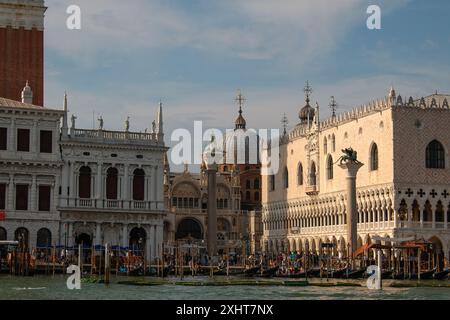 Venise, Italie, 14 mai 2022. La vue sur le Palais des Doges et la Piazza San Marco depuis un bateau. Banque D'Images