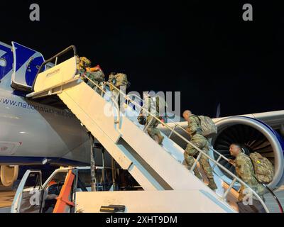 Des soldats affectés au 130e bataillon du génie, 101e commandement des troupes, garde nationale de l'armée de Porto Rico, montent à bord d'un avion à l'aéroport international Luis Muñoz Marín, Caroline, le 13 juillet 2024. Les soldats partent pour leur entraînement annuel au camp Grafton Dakota du Nord. (Photo de la Garde nationale de l'armée américaine par le SPC Mario Gutierrez) Banque D'Images