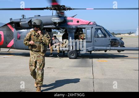 Daniel Hokanson, chef du Bureau de la Garde nationale, embarque à bord d'un hélicoptère HH-60G Pave Hawk de l'US Air Force affecté à la 129th Rescue Wing Moffett Air Garde base à Mountain View, Californie, après un vol d'orientation d'avion, le 12 juillet 2024. En outre, Gen. Hokanson a rencontré le 129th Airmen et a fourni des messages sincères au cours d'une formation d'appel général. (Photo de la Garde nationale aérienne américaine par l'aviateur principal Serena Smith) (U.S. Photo de la Garde nationale de l'air par l'aviateur senior Serena Smith) Banque D'Images