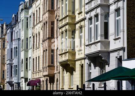 Vieux bâtiments aux couleurs pastel magnifiquement restaurés avec baies vitrées de l'époque du fondateur dans l'Agnesviertel à Cologne Banque D'Images