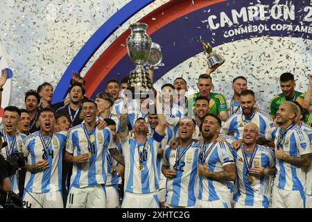 Miami, Floride, États-Unis. 15 juillet 2024. L'attaquant argentin Lionel Messi (C) lève le trophée pendant la célébration après avoir battu 1-0 contre la Colombie et remporté le match final de la Copa América USA 2024 entre l'Argentine et la Colombie, au Hard Rock Stadium, le 14 juillet 2024. Crédit : Alejandro Pagni/Alamy Live News Banque D'Images