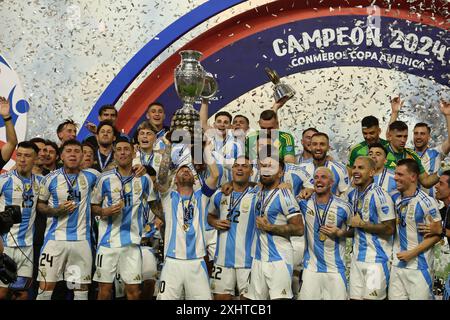 L attaquant argentin Lionel Messi C lève le trophée pendant la célébration après avoir battu la Colombie 1 0 et remporté le match final de la Copa AmÃ rica USA 2024 entre l Argentine et la Colombie, au Hard Rock Stadium, le 14 juillet 2024 MIAMI ÉTATS-UNIS Copyright : xALEJANDROxPAGNIx Banque D'Images