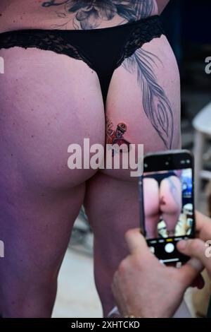 Femme à la convention de tatouage à Malmö Suède le 11 novembre 2023. Banque D'Images