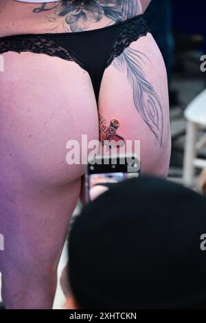 Femme à la convention de tatouage à Malmö Suède le 11 novembre 2023. Banque D'Images