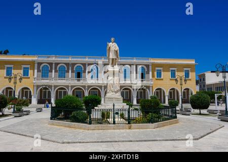 Zakynthos, Grèce - 8 juin 2024 : vue urbaine panoramique de la place Dionysios Solomos dans la ville de Zakynthos, contre un ciel bleu profond d'été. Zakynthos, Grèce Banque D'Images