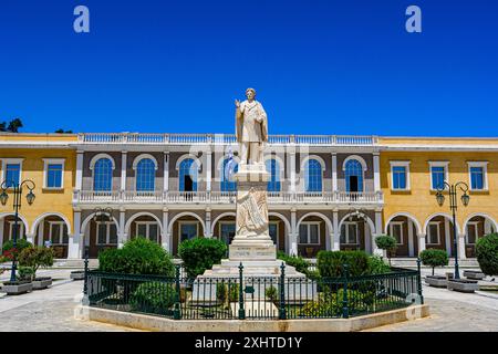 Zakynthos, Grèce - 8 juin 2024 : vue urbaine panoramique de la place Dionysios Solomos dans la ville de Zakynthos, contre un ciel bleu profond d'été. Zakynthos, Grèce Banque D'Images