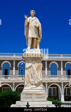 Zakynthos, Grèce - 8 juin 2024 : la statue de Dionysios Solomos sur un ciel bleu profond. Il est situé en face du musée byzantin sur la place Solomos Banque D'Images