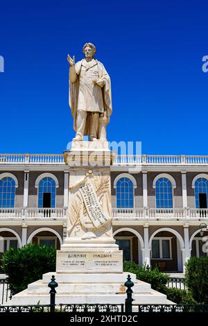 Zakynthos, Grèce - 8 juin 2024 : la statue de Dionysios Solomos sur un ciel bleu profond. Il est situé en face du musée byzantin sur la place Solomos Banque D'Images