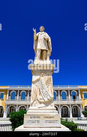 Zakynthos, Grèce - 8 juin 2024 : la statue de Dionysios Solomos sur un ciel bleu profond. Il est situé en face du musée byzantin sur la place Solomos Banque D'Images