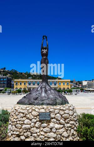 Zakynthos, Grèce - 8 juin 2024 : Statue de la liberté Zante - sculpture féminine sur la place Solomos sur l'île de Zakynthos en Grèce occidentale. Banque D'Images