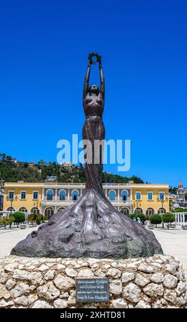 Zakynthos, Grèce - 8 juin 2024 : Statue de la liberté Zante - sculpture féminine sur la place Solomos sur l'île de Zakynthos en Grèce occidentale. Banque D'Images