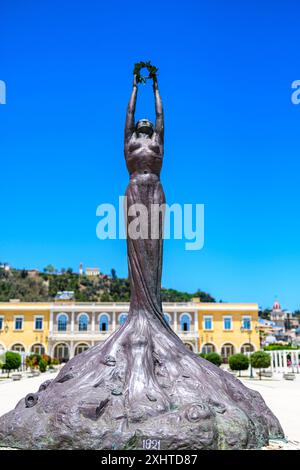 Zakynthos, Grèce - 8 juin 2024 : Statue de la liberté Zante - sculpture féminine sur la place Solomos sur l'île de Zakynthos en Grèce occidentale. Banque D'Images