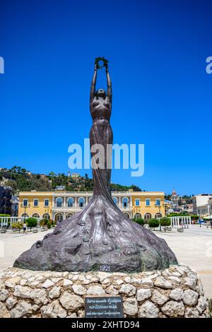 Zakynthos, Grèce - 8 juin 2024 : Statue de la liberté Zante - sculpture féminine sur la place Solomos sur l'île de Zakynthos en Grèce occidentale. Banque D'Images