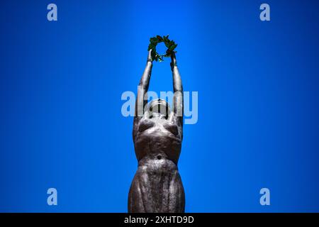 Zakynthos, Grèce - 8 juin 2024 : Statue de la liberté Zante - sculpture féminine sur la place Solomos sur l'île de Zakynthos en Grèce occidentale. Banque D'Images