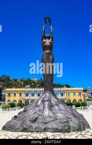 Zakynthos, Grèce - 8 juin 2024 : Statue de la liberté Zante - sculpture féminine sur la place Solomos sur l'île de Zakynthos en Grèce occidentale. Banque D'Images