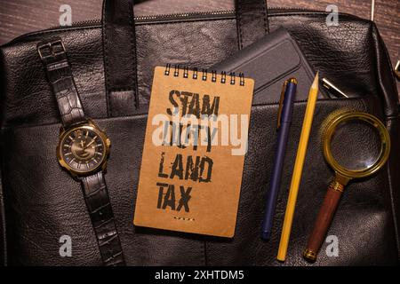 SDLT - Stamp Duty Land Tax concept de texte sur feuille avec bloc-notes et calculatrice. Banque D'Images