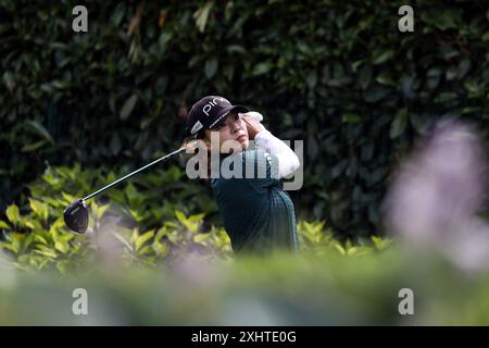 FRANCE, EVIAN-LES-BAINS, 13 JUILLET. Hinako Shibuno, japonaise, s’est lancée sur le 10e trou lors de la troisième manche du Championnat Amundi Evian au Club de Golf d’Evian Resort le 13 juillet 2024 à Evian-les-bains, France. Crédit : Manuel Blondeau/ AOP. Press/AFLO/Alamy Live News Banque D'Images