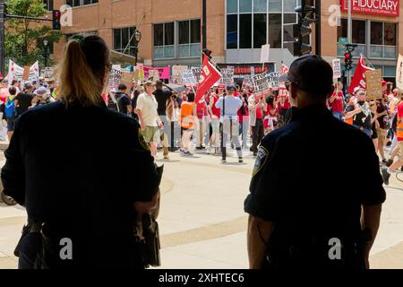 Milwaukee, Wisconsin, États-Unis. 15 juillet 2024. Les manifestants défilent lors de la Convention nationale républicaine à Milwaukee, WISCONSIN, le lundi 15 juillet 2024 (crédit image : © Dominic Gwinn/ZUMA Press Wire) USAGE ÉDITORIAL SEULEMENT ! Non destiné à UN USAGE commercial ! Banque D'Images