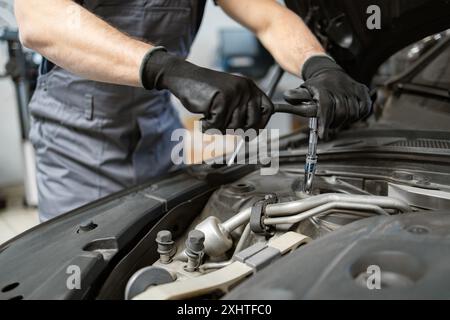 Mécanicien de moteur de voiture sur in auto repair shop Banque D'Images