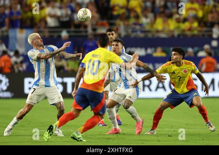 Miami, Floride, États-Unis. 15 juillet 2024. Le milieu de terrain argentin Rodrigo de Paul (G) est en tête du ballon après le milieu de terrain colombien James Rodriguez (C) et l'attaquant Luis Diaz (d) lors de la finale de la Copa América USA 2024 entre l'Argentine et la Colombie, au Hard Rock Stadium, le 14 juillet 2024. Crédit : Alejandro Pagni/Alamy Live News Banque D'Images