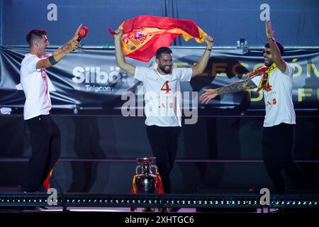 Madrid, Espagne. 15 juillet 2024. Les joueurs de l'équipe nationale espagnole célèbrent le titre de l'Euro 2024 de l'UEFA avec leurs fans sur la place Cibeles, à Madrid, en Espagne, le 15 juillet 2024. Crédit : Gustavo Valiente/Xinhua/Alamy Live News Banque D'Images