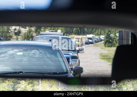 iewing long embouteillage sur la route à deux voies, de la fenêtre de la voiture. Banque D'Images