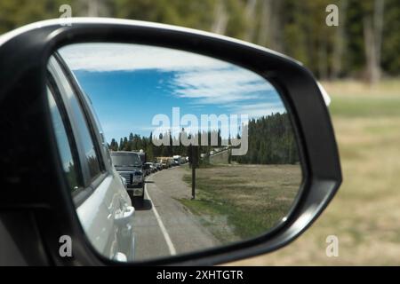 iewing long embouteillage sur la route à deux voies, de la fenêtre de la voiture. Banque D'Images