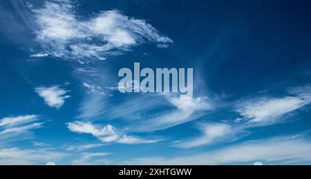 Nuages blancs contre un ciel bleu foncé. Banque D'Images