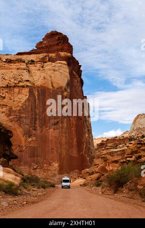 Camping-car en bas de Grand Wash Road près de Cassidy Arch dans le parc national de Capitol Reef, Utah Banque D'Images