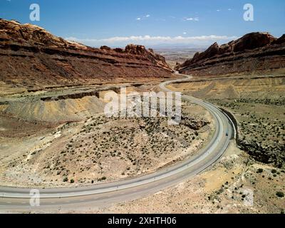 Vue aérienne de l'interstate 70 traversant l'intéressante géologie du désert rocheux de la houle de San Rafael dans le comté d'Emery, Utha Banque D'Images