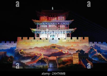 Pékin, Chine. 14 juillet 2024. Cette photo prise le 14 juillet 2024 montre une vue nocturne dans la zone pittoresque du col Jiayu dans la ville de Jiayuguan, province du Gansu au nord-ouest de la Chine. Le col de Jiayu est le point de départ d'une section de la Grande Muraille construite sous la dynastie Ming (1368-1644). Le col a également servi de passage vital sur l'ancienne route de la soie. À partir du 15 juillet, le célèbre col Jiayu ouvrira officiellement ses portes pour des visites nocturnes, avec des thèmes centrés sur la culture de la Grande Muraille et la route de la soie. Crédit : ma Ning/Xinhua/Alamy Live News Banque D'Images