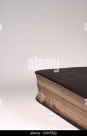 vieux livre isolé sur blanc gros plan Banque D'Images