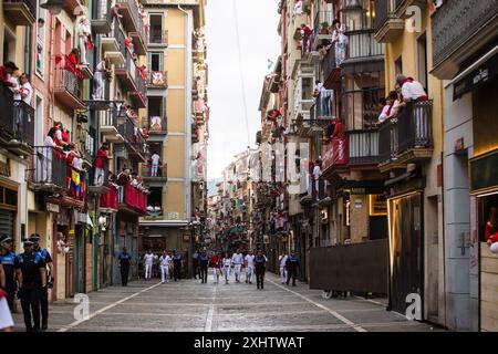 Pampelune, Espagne. 14 juillet 2024. Rue Estafeta quelques minutes avant le début de la dernière course de taureaux des festivités de San Fermin. Huitième et dernier jour de la course de taureaux avec des taureaux de combat du célèbre ranch Miura pendant les festivités de San Fermin. Crédit : SOPA images Limited/Alamy Live News Banque D'Images