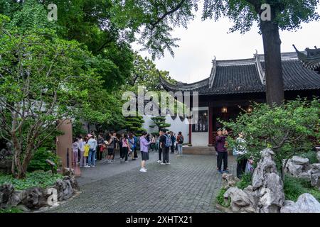 Shanghai, Chine - 06 juin 2024 : les touristes explorent le paisible jardin Yu à Shanghai, en Chine, en admirant l'architecture traditionnelle et la verdure luxuriante. Banque D'Images