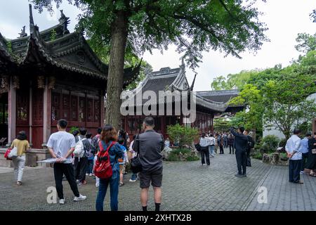 Shanghai, Chine - 06 juin 2024 : les touristes explorent l'architecture ornée du jardin Yu à Shanghai, Chine. Les bâtiments traditionnels chinois et Banque D'Images