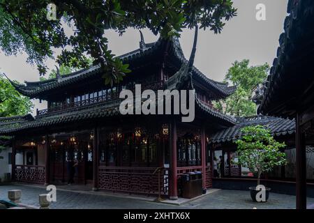 Shanghai, Chine - 06 juin 2024 : architecture chinoise traditionnelle avec des détails complexes dans le jardin Yu, Shanghai. La cour est encadrée par un Gree luxuriant Banque D'Images