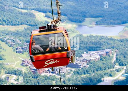 Stowe, Vermont, États-Unis. 15 juillet 2024. Les touristes apprécient la vue en montant la télécabine de Stowe Mountain Resort à Stowe Vermont le 15 juillet 2024. (Crédit image : © Ronen Tivony/ZUMA Press Wire) USAGE ÉDITORIAL SEULEMENT! Non destiné à UN USAGE commercial ! Banque D'Images