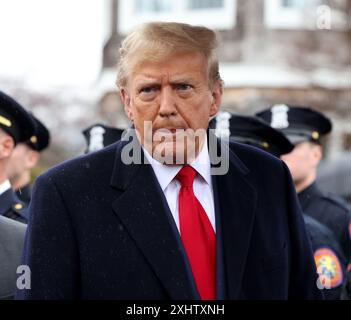 MASSAPEQUA, NEW YORK - MARS 28 : L'ancien président américain Donald Trump s'adresse aux médias après avoir assisté au sillage de Jonathan Diller, officier tué du NYPD, au salon funéraire Massapequa le 28 mars 2024 à Massapequa, New York. L'officier Diller a été tué le 25 mars quand il a été abattu dans le Queens après s'être approché d'un véhicule stationné illégalement. Deux suspects ont été arrêtés et inculpés, et sont détenus sans caution pour le meurtre. Trump a rencontré les membres de la famille des officiers, des policiers locaux et d’autres responsables. People : Donald Trump Credit : Storms Media Group/Alamy Live News Banque D'Images