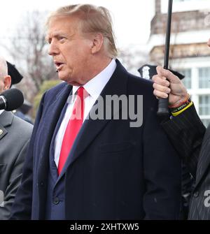 MASSAPEQUA, NEW YORK - MARS 28 : L'ancien président américain Donald Trump s'adresse aux médias après avoir assisté au sillage de Jonathan Diller, officier tué du NYPD, au salon funéraire Massapequa le 28 mars 2024 à Massapequa, New York. L'officier Diller a été tué le 25 mars quand il a été abattu dans le Queens après s'être approché d'un véhicule stationné illégalement. Deux suspects ont été arrêtés et inculpés, et sont détenus sans caution pour le meurtre. Trump a rencontré les membres de la famille des officiers, des policiers locaux et d’autres responsables. People : Donald Trump Credit : Storms Media Group/Alamy Live News Banque D'Images