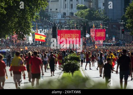 Madrid, Espagne. 15 juillet 2024. Les gens avec des drapeaux de l'Espagne vus lors de la célébration du titre de champion d'Europe de l'équipe espagnole de football dans la Plaza de la Cibeles. L'équipe espagnole de football a été proclamée championne d'Europe, après avoir battu l'équipe d'Angleterre lors du tournoi de football Euro 2024 à Berlin, en Allemagne, le 14 juillet 2024. Crédit : SOPA images Limited/Alamy Live News Banque D'Images