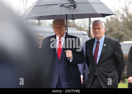 MASSAPEQUA, NEW YORK - MARS 28 : L'ancien président américain Donald Trump s'adresse aux médias après avoir assisté au sillage de Jonathan Diller, officier tué du NYPD, au salon funéraire Massapequa le 28 mars 2024 à Massapequa, New York. L'officier Diller a été tué le 25 mars quand il a été abattu dans le Queens après s'être approché d'un véhicule stationné illégalement. Deux suspects ont été arrêtés et inculpés, et sont détenus sans caution pour le meurtre. Trump a rencontré les membres de la famille des officiers, des policiers locaux et d’autres responsables. People : Donald Trump Credit : Storms Media Group/Alamy Live News Banque D'Images