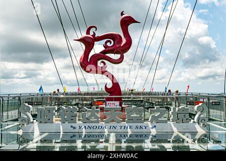 Pont de verre dans le parc de la forêt tropicale de Yanoda sur l'île de Hainan dans la ville de Sanya en Chine. Parc Yanoda sur l'île de Hainan, Chine. 13 mai 2024 Sanya CH Banque D'Images