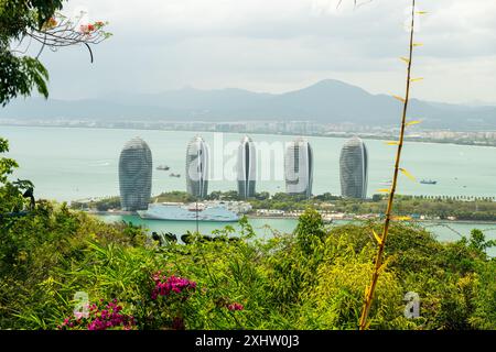 Paysage architectural urbain de Hainan Sanya Bay. Parc Luhuitou. Baie de Sanya. Excellente destination touristique pour des vacances d'été au bord de la mer Banque D'Images